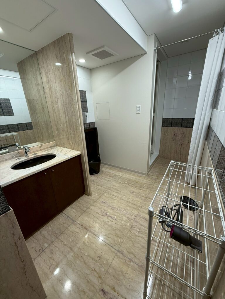 男性用シャワールーム/男性用トイレ（小）